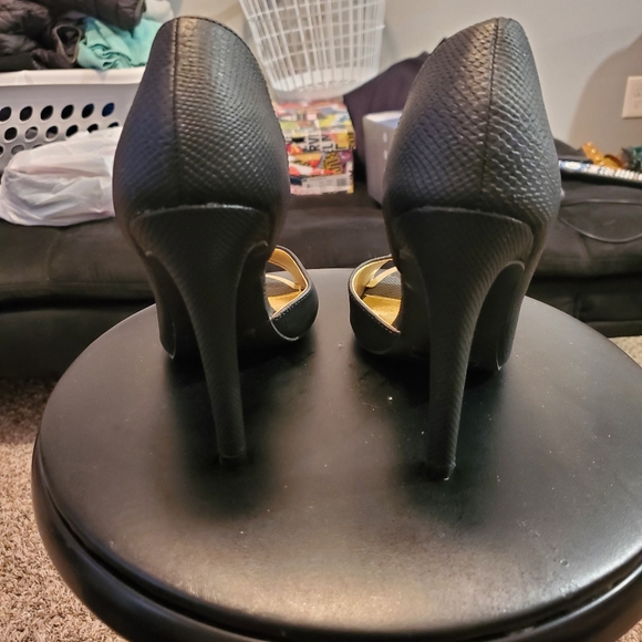 Heels - Picture 2 of 3